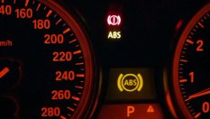 Защо не трябва да се игнорира сигналът на ABS?