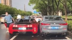 Bugatti Veyron и BMW не успяха да си поделят пътя