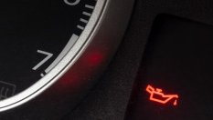 Защо при подгряване на двигателя светва лампата на маслото?