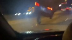 Toyota излетя във въздуха заради паднало колело от камион