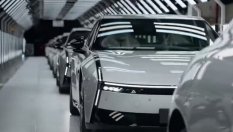 Xpeng показа как новият P7 се движи и паркира сам