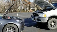 Може ли Tesla да помогне на автомобил с ДВГ да запали?