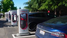 Tesla ограничава зареждането на колите си