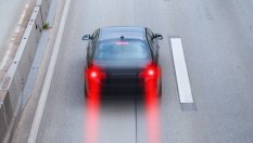 Защо понякога стоповете светват, когато не спираме?