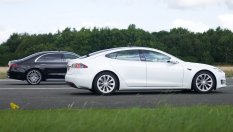 За лукса е ясно, но може ли S-Class да се справи с Tesla Model S на ускорение?