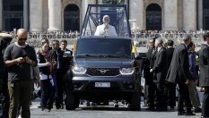 Папата се качи на пикап УАЗ