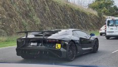 Този Aventador SVJ със 759 коня е учебна кола... за 16-годишен