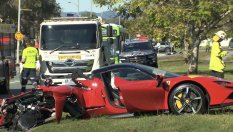 Инфлуенсър разцепи Ferrari SF90  на две и си тръгна, за да разкаже в интернет