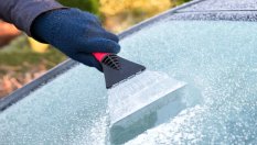 Как безопасно да почистите леда от предното стъкло на колата