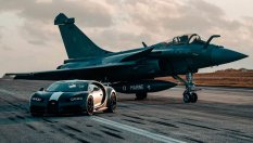 Хиперколата на Bugatti се пробва срещу изтребител
