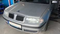 Skoda Octavia става BMW с помощта на... тиксо