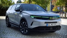 Новите фарове на Opel ще си общуват с пешеходците