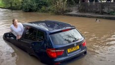Смели или глупави са англичаните да пробват колите си като амфибии?
