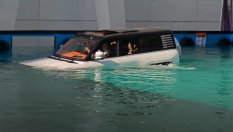 Китайски електрически всъдеход преплува басейн