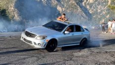 Дрифтът на път с дупки никога не е добра идея!