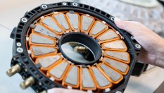 Този двигател тежи само 13 кг... и развива 738 коня!