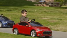 Децата в "Дисниленд" преминават на колички на Tesla
