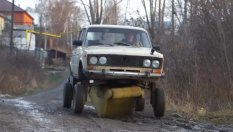 Тази повдигната Лада с портални оси не се страхува от нищо