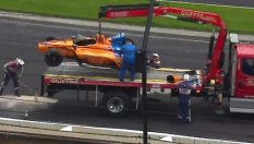 Алонсо със зрелищна катастрофа в Индианаполис (ВИДЕО)