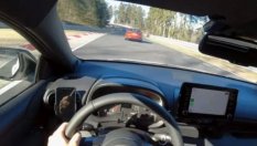 Toyota GR Yaris преследва BMW M2 на "Нюрбургринг"