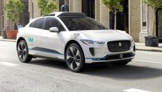 Роботакси на Waymo арестува пътниците си