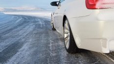 В Швеция чистят замръзналите пътища с помощта на шофьорите