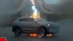 Какво се случва, когато не една, а две мълнии ударят електромобил