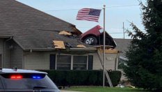 Пикап влетя през покрива в дома на пенсионер