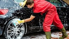 Защо е вредно честото миене на автомобила през лятото