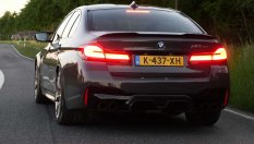 BMW M5 CS „изяжда“ асфалта при ускорение