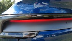 Защо задните светлини на Tesla изглеждат дефектни