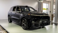 Китайци показаха хибриден SUV с 47 екрана и 24 сензора