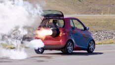 Как ускорява Smart с мощност 2000 коня (ВИДЕО)