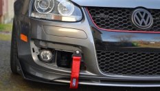 Защо някои собственици на автомобили окачват пластмасови пръстени на бронята