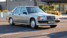 Този 40-годишен Mercedes 190 се продава... за половин милион лева