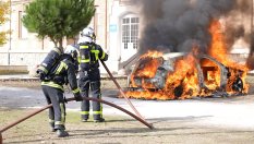 Renault запали Megane E-Tech, за да научи пожарникарите да гасят електромобили