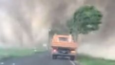 Как се минава през торнадо с кола? (ВИДЕО)
