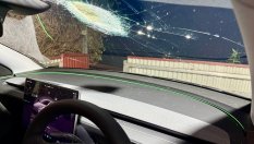 Едно на милиард: Метеорит удари Tesla Model Y в движение