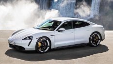 И Porsche Taycan започна да се пали, докато е паркирано