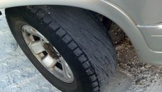 Защо колата започва да "яде" само една от гумите