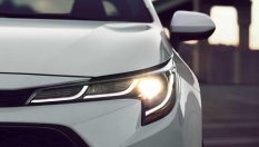 Смяна на фар показва защо много хора мразят новите коли