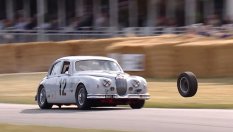 Вижте как стар Jaguar едва не почерни Фестивала на скоростта