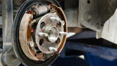 Как електромобилите върнаха барабанните спирачки в премиум сегмента