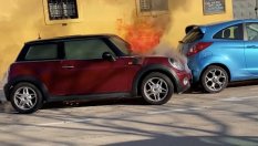 Горяща кола сама премина на "автопилот"