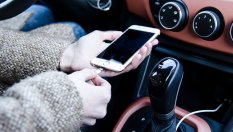 Как правилно да зареждате телефона си в колата