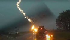 Какво се случва, ако четири мълнии едновременно ударят кола?