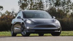 Волан на Tesla се откъсна по време на движение