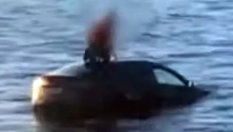 Tesla скочи в ледени води след объркан педал