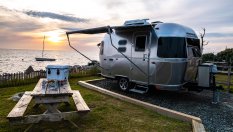 Airstream Caravel е миниатюрна хотелска стая на колела