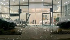 Тийнейджър открадна Lexus през витрината на шоурум